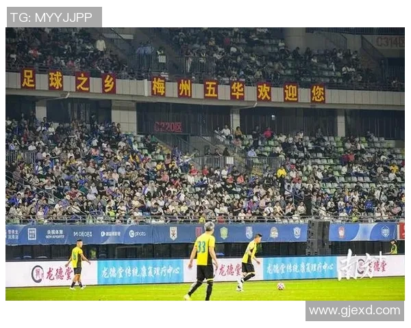 当红球星走进街头草根赛场激情四射展现足球最纯粹魅力 当红球星走进街头草根赛场激情四射展现足球最纯粹魅力